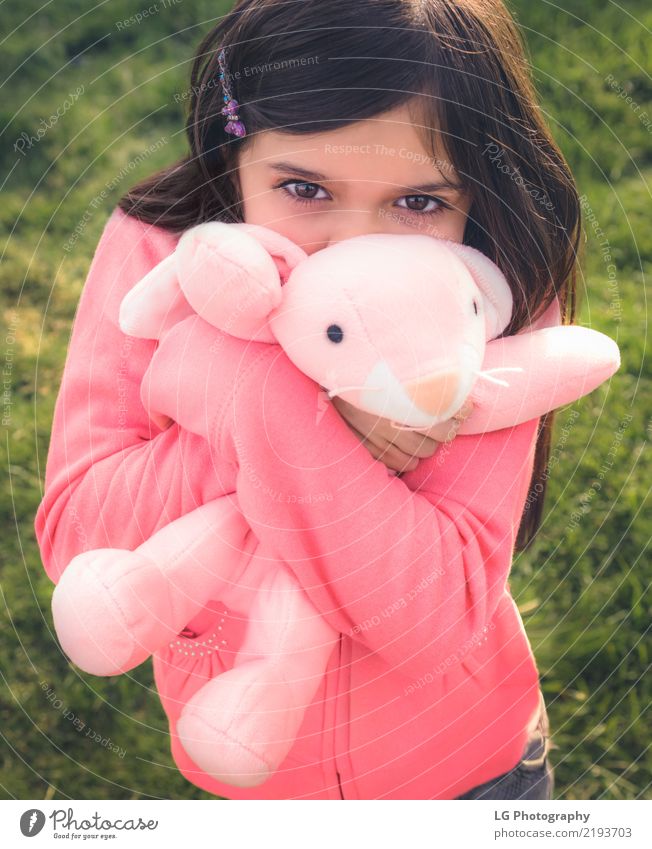 Mädchen, das stickig hält Glück Spielen Sonne Ostern Mensch Frau Erwachsene Hand Gras Spielzeug Puppe Teddybär Umarmen niedlich Sauberkeit grün rosa Gefühle