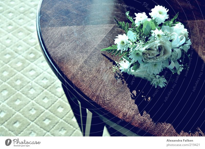 Drum prüfe, wer sich ewig bindet. elegant Stil Gefühle Blumenstrauß Tisch Zeremonie Partnerschaft Verbindung Farbfoto Gedeckte Farben Innenaufnahme Menschenleer