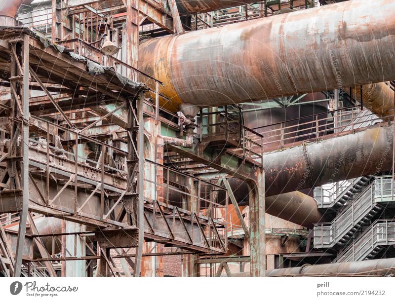 rusty industrial scenery Maschine Pflanze Metall Stahl Rost alt dreckig historisch braun Verfall industrie korrodiert Gerät balken Stahlträger rohr stahlrohr