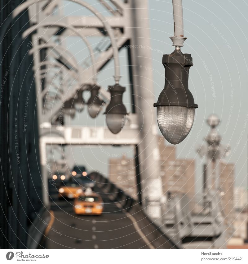 Crossing Williamsburg Bridge New York City East River Personenverkehr Autofahren Straße Brücke PKW braun gelb grau Perspektive Beleuchtungselement Reihe