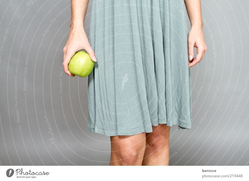 App Frau Mensch Kleid Apfel Frucht grün festhalten Hand Finger Beine Gesundheit Ernährung Diät dünn Leben Diva Vegetarische Ernährung Textfreiraum links Knie