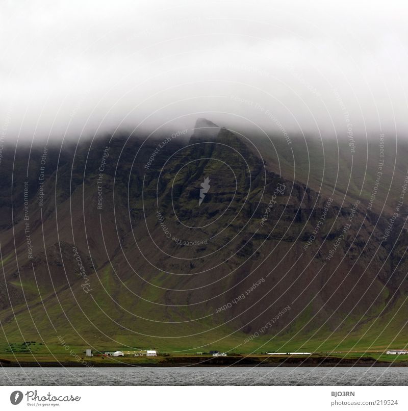 Berg hat Kopfschmerzen | Iceland Nebel Berge u. Gebirge Felsen Stein Gras grau schwarz grün Haus bewohnt bevölkert Küste Wasser trüb diffus tiefstehend Wetter