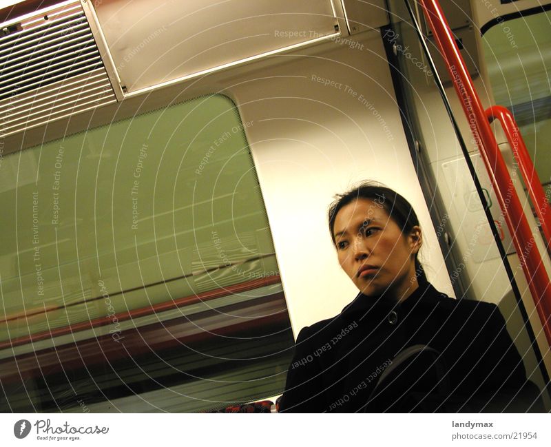 asiatin U-Bahn Asiate Frau Einsamkeit