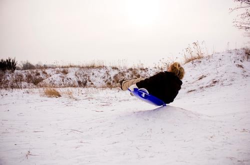 PFANNENRUTSCHER Freude Freizeit & Hobby Spielen Winter Schnee Mensch maskulin Junge Kindheit 1 Umwelt Natur Landschaft Himmel Bewegung Rodeln rutschen Schanze