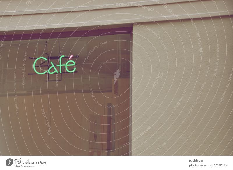 Kaffeekultur Schaufenster Restaurant Gebäude Logo Glas grau grün Café Bildausschnitt Anschnitt Detailaufnahme Werbeschild Leuchtreklame Schriftzeichen