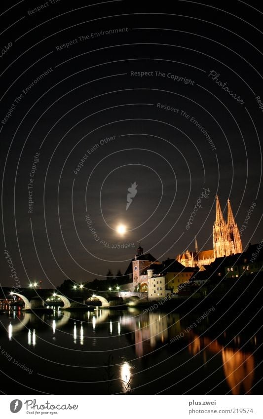 Stille Nacht... Stadt Altstadt Dom Brücke Sehenswürdigkeit Wahrzeichen Gefühle Stimmung einzigartig Regensburg Donau Mondschein Farbfoto Außenaufnahme