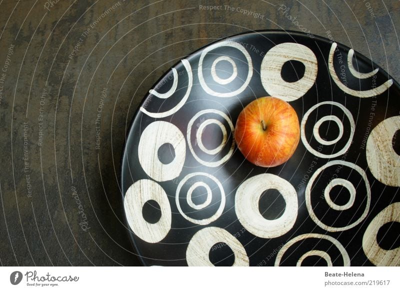 Hier geht es rund! Lebensmittel Frucht Schalen & Schüsseln Metall schwarz weiß ästhetisch elegant Obstschale Apfel Kreis kreisrund modern Farbfoto