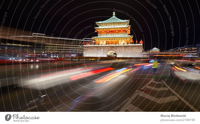 Xian-Glockenturm nachts, China. Sightseeing Städtereise Stadt Palast Turm Gebäude Architektur Wahrzeichen Verkehr Straße Wege & Pfade Wegkreuzung authentisch