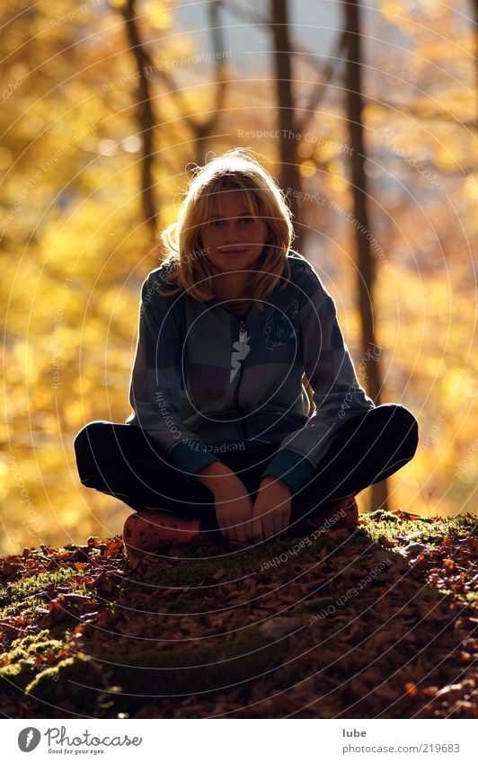 Probesitzen Junge Frau Jugendliche 1 Mensch Herbst Wald blond warten Zufriedenheit ruhen nachdenklich Schneidersitz ruhig Ruhepunkt Farbfoto Außenaufnahme