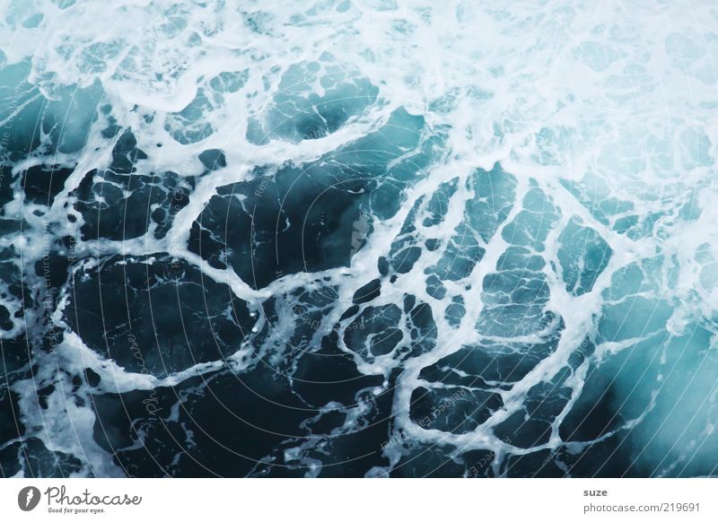 Blick nach unten Meer Umwelt Natur Urelemente Wasser Wellen dunkel kalt blau Wasseroberfläche tief Schaum Farbfoto Gedeckte Farben Außenaufnahme abstrakt