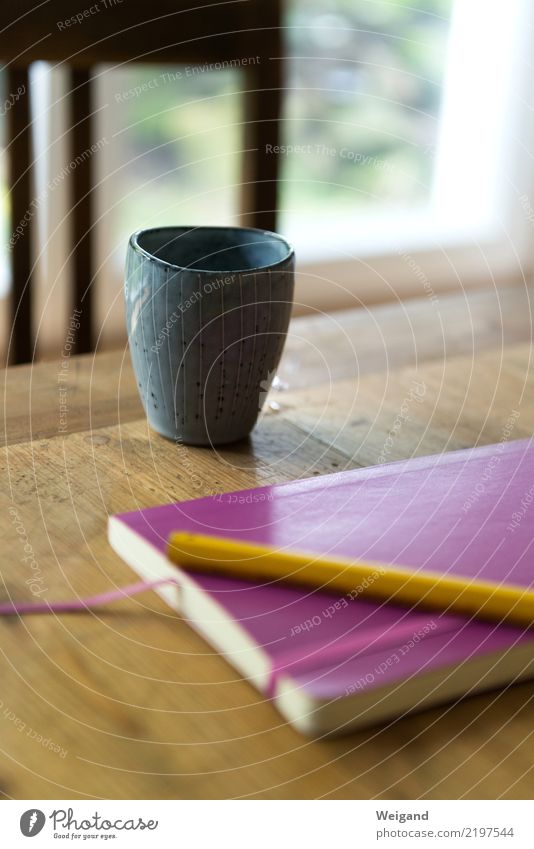 Konzeptphase entdecken Erholung warten violett achtsam Vorsicht Gelassenheit geduldig ruhig Genauigkeit Inspiration Notizbuch Schreibstift planen Tasse Tisch