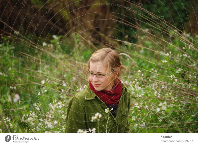 An Dich denken. Mensch Junge Frau Jugendliche Kopf Gesicht 1 13-18 Jahre Kind Landschaft Gras Sträucher Jacke Schal Brille brünett langhaarig beobachten