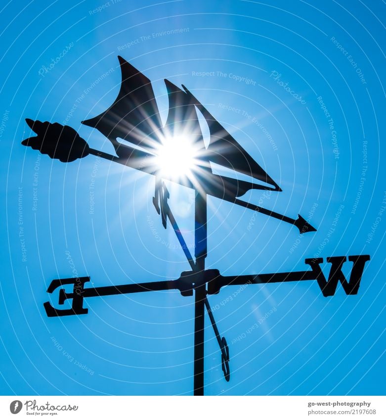 Windrichtung Anzeige mit Segelboot gegen Sonne mit blauem Himmel Modellbau Sommer Garten Messinstrument Kompass Windrose Kunstwerk Natur Wolkenloser Himmel