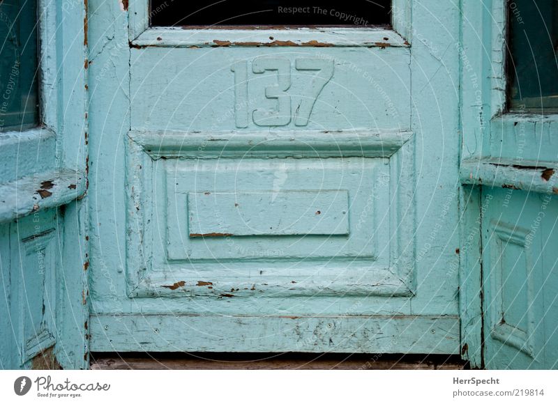 137 Gebäude Tür Holz Glas alt blau Hausnummer Eingangstür Kassettentür verkratzt schäbig verfallen Farbfoto Gedeckte Farben Außenaufnahme Menschenleer hell-blau