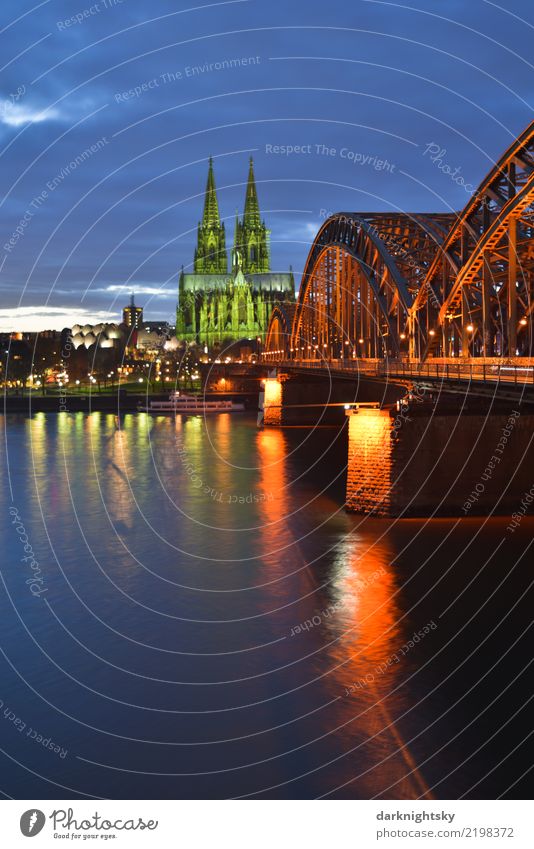 Köln Panorama zur Abendzeit mit Kölner Dom Landschaft Wasser Himmel Nachthimmel Sonnenaufgang Sonnenuntergang Flussufer Rhein Köln-Deutz Stadt Bundesadler