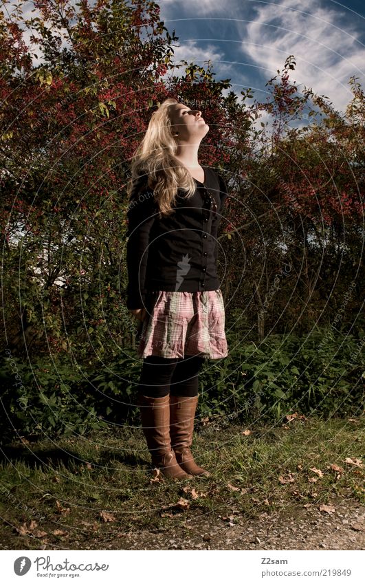 sonne tanken Lifestyle Stil ruhig Mensch feminin Junge Frau Jugendliche Leben 18-30 Jahre Erwachsene Landschaft Herbst Schönes Wetter Sträucher Rock Stiefel