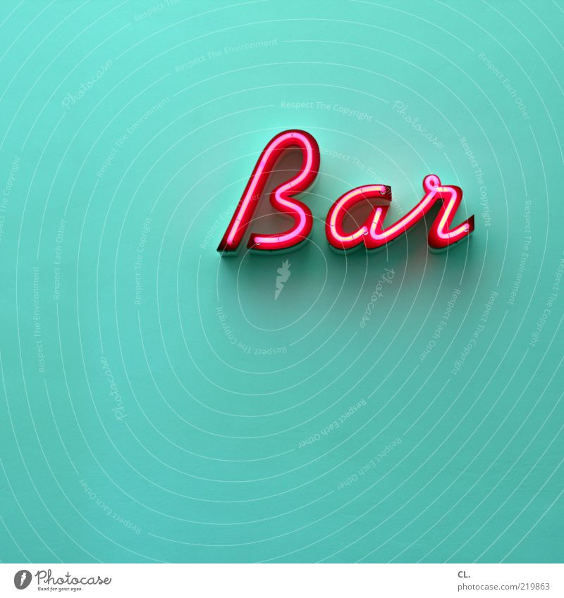 bar Lifestyle Nachtleben ausgehen clubbing Coolness Bar Gastronomie türkis magenta rosa Leuchtreklame Typographie Wand Menschenleer Textfreiraum links