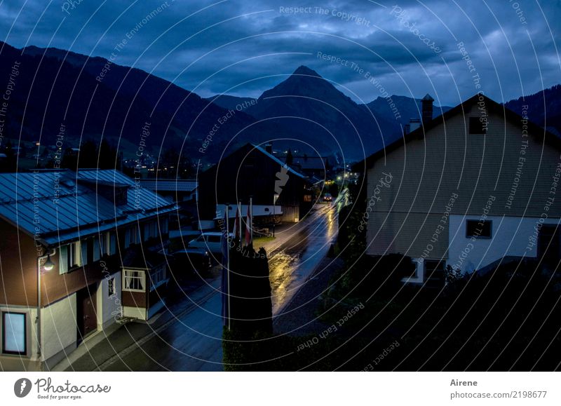 es wird jetzt früher dunkel Herbst Regen Alpen Gipfel Bregenzerwald Österreich Dorf Haus Straßenverkehr PKW fahren leuchten nass blau schwarz Mobilität Unlust