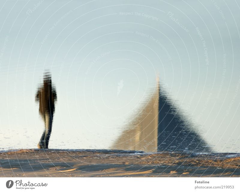 Ägypten??? Mensch Umwelt Natur Urelemente Erde Sand Wasser Küste Strand Ostsee nass Wasserspiegelung Pyramiden Spitze Spaziergang gehen laufen Farbfoto