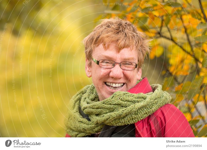Freude - Menschen und Natur Leben Zufriedenheit feminin Frau Erwachsene Kopf Gesicht Auge Ohr Nase Mund Lippen Zähne 1 45-60 Jahre Strickschal Schal Brille
