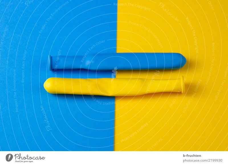 Zusammenhalt Luftballon Zeichen Zusammensein blau gelb Glaube Religion & Glaube Yin und Yang Hintergrundbild gleich Gleichgewicht Unendlichkeit Farbfoto