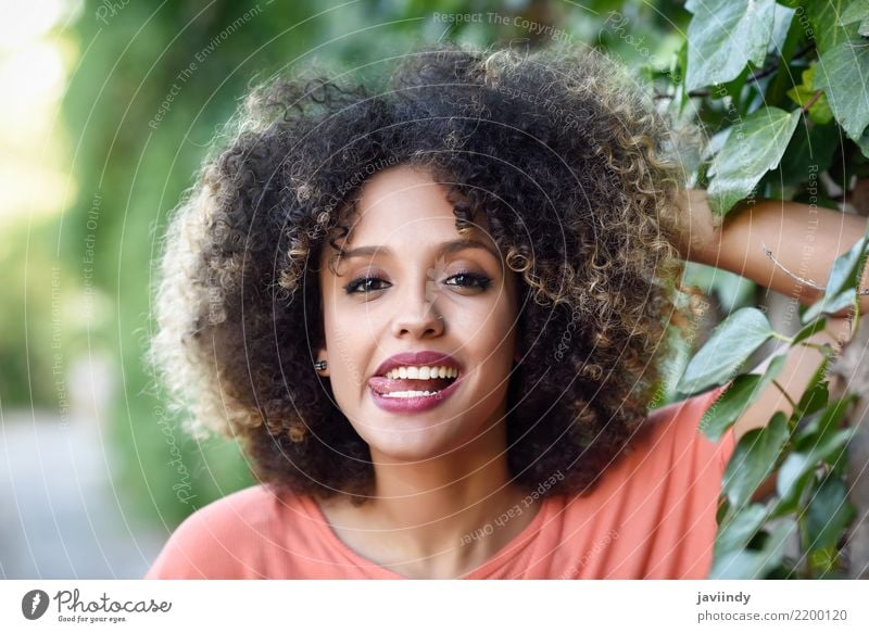 Schwarze Frau mit Zunge in einem Stadtpark Lifestyle Stil Freude Glück schön Haare & Frisuren Gesicht Mensch Erwachsene Mode Afro-Look Lächeln Fröhlichkeit