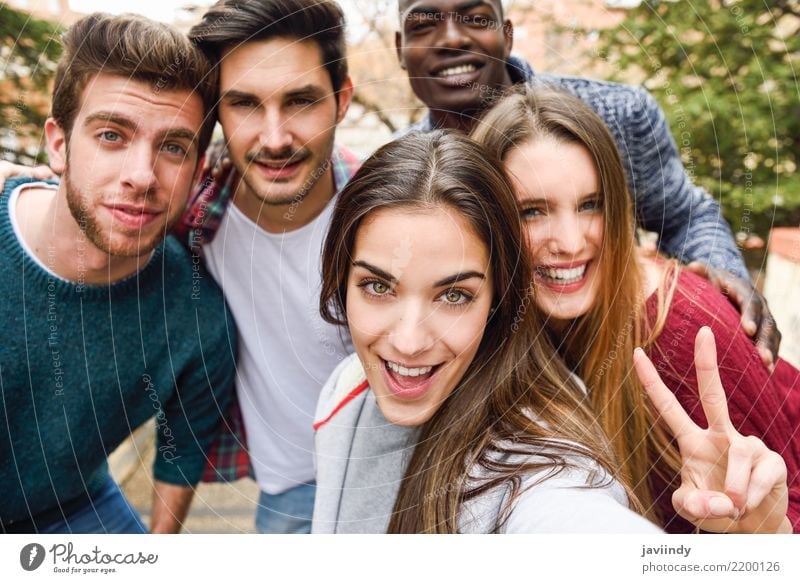 Eine Gruppe multiethnischer Jugendlicher, die gemeinsam Spaß im Freien haben Lifestyle Freude Glück Mensch Frau Erwachsene Mann Freundschaft 5 Menschengruppe