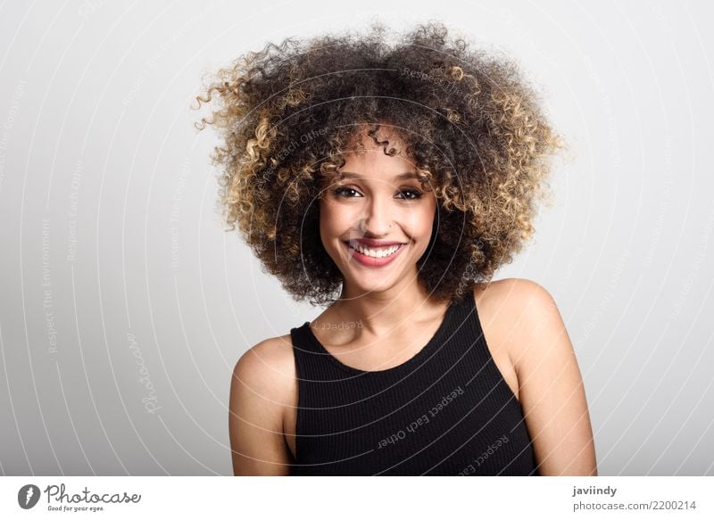 Junge schwarze Frau mit Afro-Frisur lächelnd. Stil Glück schön Haare & Frisuren Gesicht Mensch feminin Junge Frau Jugendliche Erwachsene 1 18-30 Jahre Mode