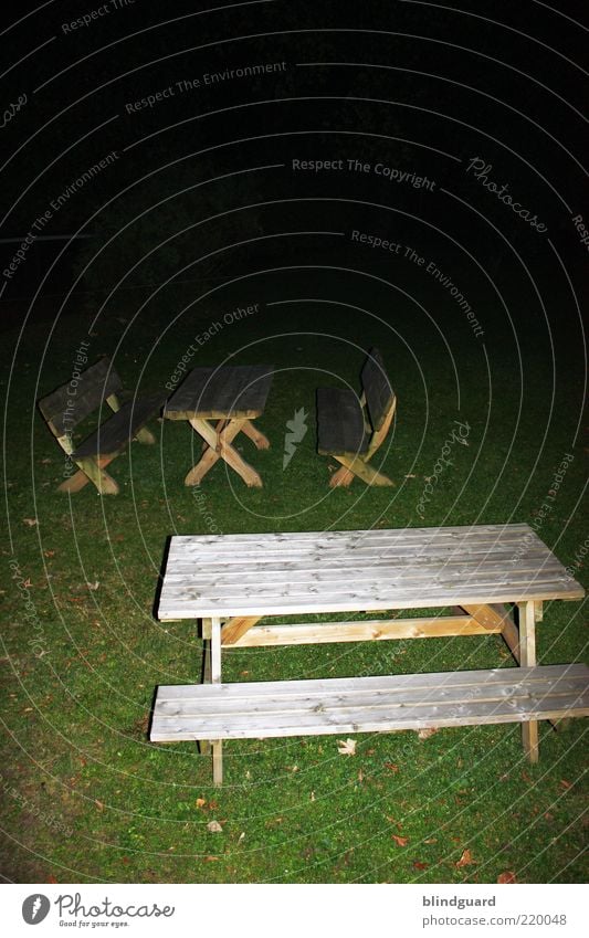 Fade To Black Garten Möbel Stuhl Tisch Gras Holz dunkel eckig braun grün schwarz Angst Farbfoto Experiment Menschenleer Nacht Blitzlichtaufnahme Sitzgelegenheit