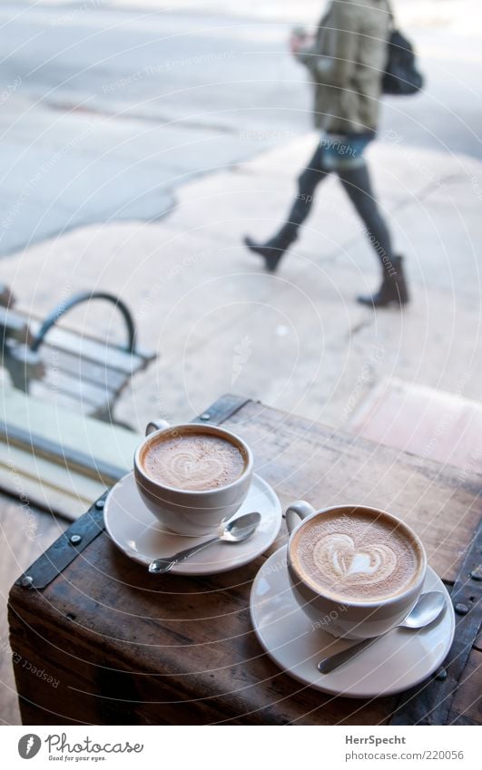 Schau-Fenster Getränk Kaffee Tasse Löffel Mensch feminin Junge Frau Jugendliche 1 braun grau Fußgänger Cappuccino Herz Truhe Bürgersteig Bank Blick Café