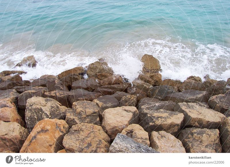 Steine als Wellenbrecher Meer Buhne Riff Küste Strand Wasser Bucht Meeresrauschen Küstenstreifen blau