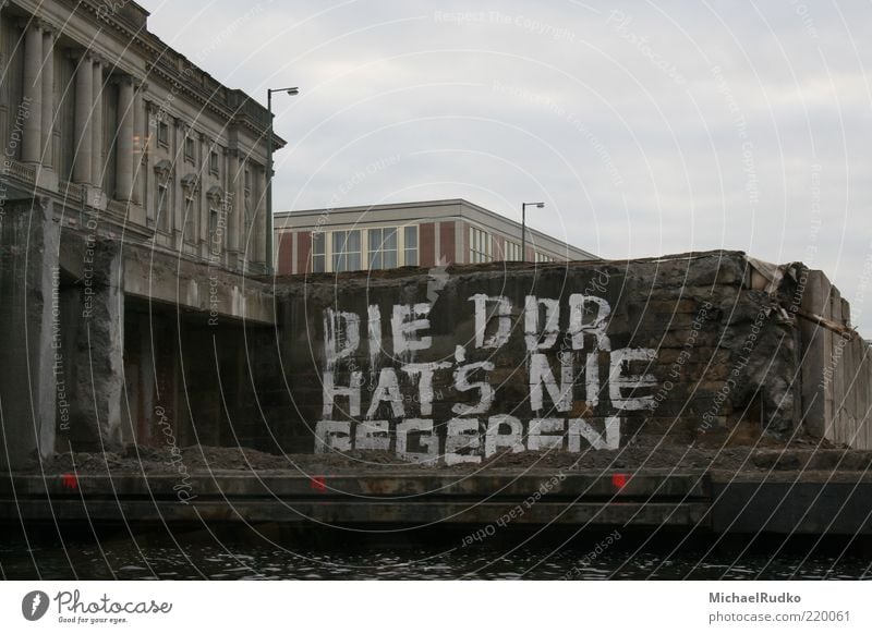Die DDR hat's nie gegeben Straßenkunst Deutschland Europa Mauer Wand Beton Graffiti Gesellschaft (Soziologie) Politik & Staat protestieren Stadt Verfall