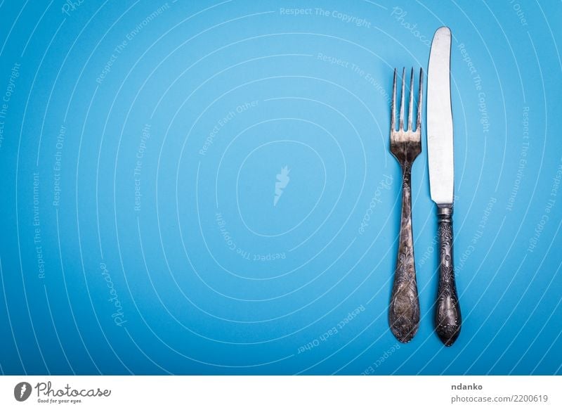 Vintage Eisen Gabel und Messer Besteck Tisch Küche Metall alt Essen retro Sauberkeit blau Hintergrund Lebensmittel altehrwürdig Silberwaren speisend Mahlzeit