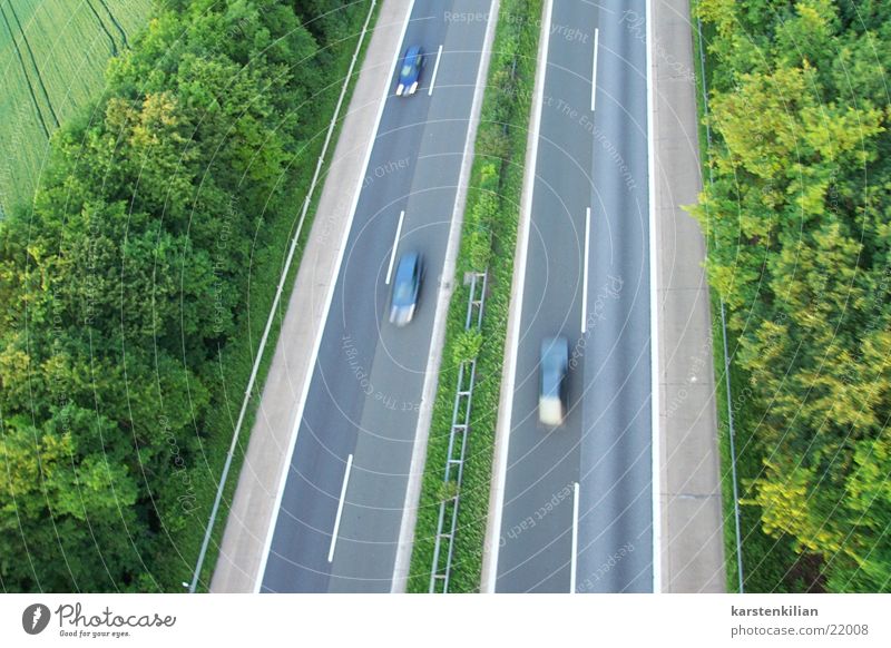 Autobahn und Schnelligkeit Geschwindigkeit fahren Asphalt Mittelstreifen überholen Beschleunigung Verkehr PKW Rasen Interstate Alkoholisiert