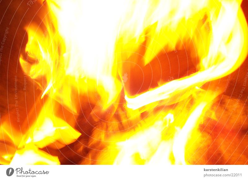Mitten im Feuer Glut Physik Rascheln Holz brennen Brennholz Brand Flamme Wärme Abend Brandasche