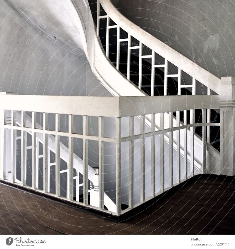 1st Floor Treppe braun weiß Treppenhaus Geländer grau Unbewohnt verfallen Innenaufnahme Menschenleer Treppengeländer Holzfußboden alt verwohnt Wand