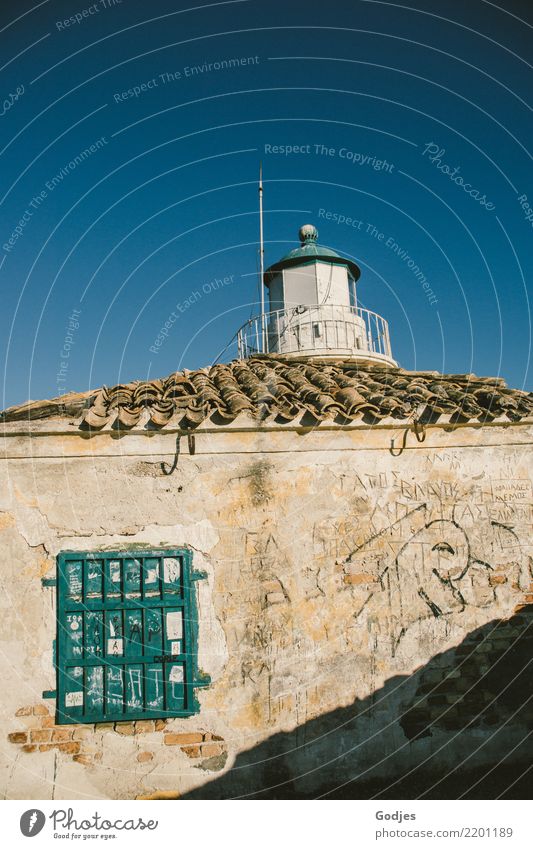 Leuchtturm im Old Venetian Fortress II, Kérkira Korfu Hauptstadt Menschenleer Haus Fassade Sehenswürdigkeit Blick alt historisch maritim blau braun grau türkis