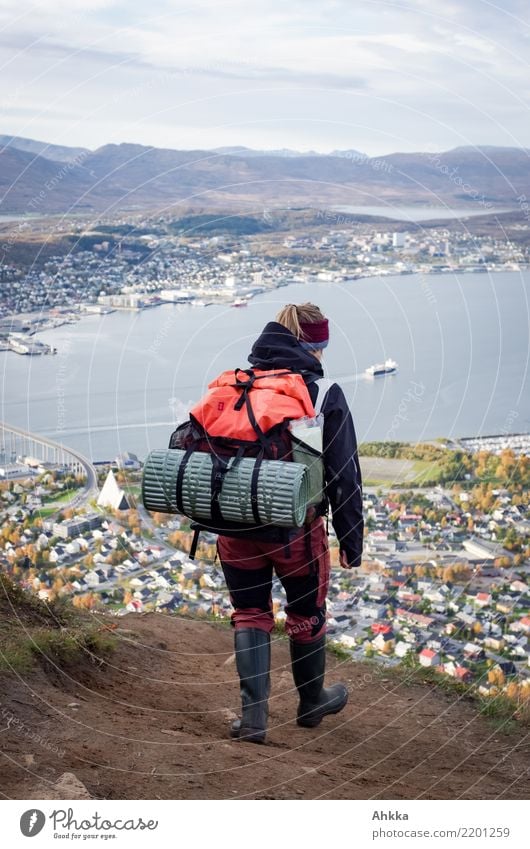 Junge Frau auf dem Weg nach Tromsø Ferien & Urlaub & Reisen Ferne wandern Jugendliche Leben Berge u. Gebirge Fjord Hafenstadt Stadtzentrum entdecken natürlich