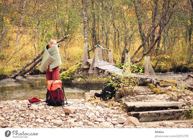 Junge Frau, Brücke, verstecken, spielen, Natur Spielen Kinderspiel Ausflug Abenteuer wandern Jugendliche 1 Mensch Herbst Flussufer Skandinavien Mode festhalten