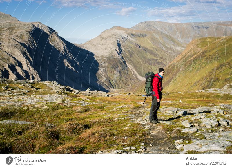 Junger Mann vor Bergmassiv, Norwegen Ferien & Urlaub & Reisen Ausflug Abenteuer Ferne Berge u. Gebirge wandern Jugendliche Landschaft Himmel Schönes Wetter
