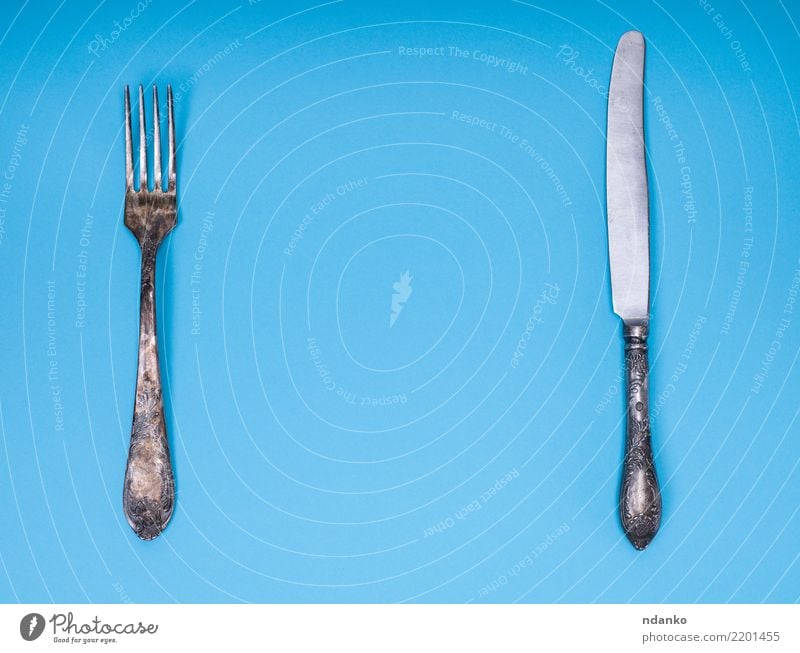 Gabel und Messer aus Eisen Besteck Tisch Küche Metall alt Essen retro Sauberkeit blau silber Hintergrund Lebensmittel altehrwürdig Silberwaren speisend Mahlzeit