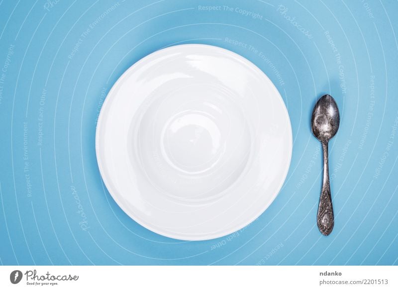 runde keramische leere Platte für Suppe Mittagessen Abendessen Teller Löffel Tisch Küche Restaurant Essen oben Sauberkeit blau weiß Tradition Aussicht