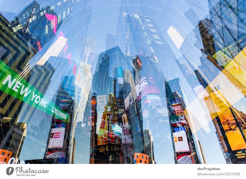 New York Times Square mit Mehrfachbelichtung in New York Zentralperspektive Starke Tiefenschärfe Sonnenlicht Reflexion & Spiegelung Kontrast Schatten Licht Tag