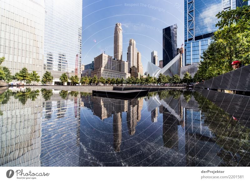 World Trade Center Gedenkstätte in New York Zentralperspektive Starke Tiefenschärfe Sonnenlicht Reflexion & Spiegelung Kontrast Schatten Licht Tag