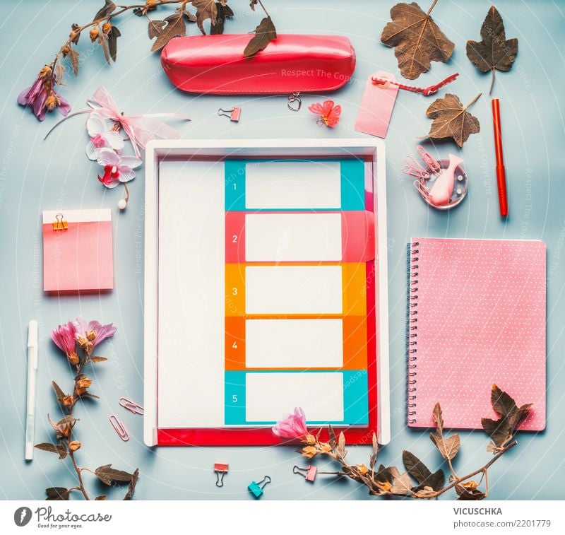 Schreibtisch mit Zubehör und Blumen Lifestyle Stil Design Studium Büroarbeit Business feminin Schreibwaren Papier Zettel Aktenordner blau rosa weiß