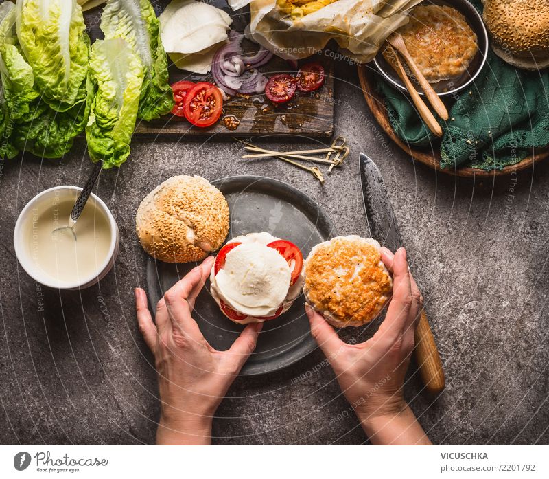 Weibliche Hände machen Burger Lebensmittel Fleisch Gemüse Ernährung Fastfood Geschirr Stil Design Häusliches Leben Tisch Küche Restaurant feminin Hand