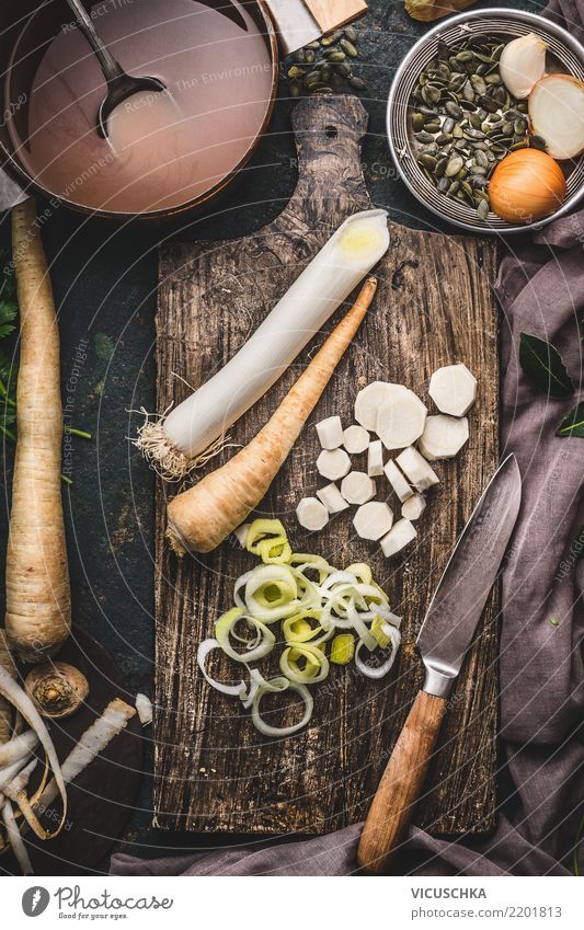 Lauch und Pastinak auf Schneidebrett Lebensmittel Gemüse Suppe Eintopf Ernährung Bioprodukte Vegetarische Ernährung Diät Geschirr Topf Messer Stil Design