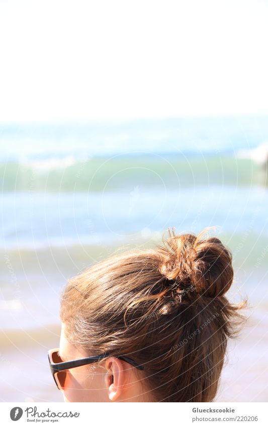 haarlich Ferien & Urlaub & Reisen Sommer Sonnenbad Strand Meer Wellen Junge Frau Jugendliche Kopf Haare & Frisuren Ohr 1 Mensch brünett Dutt beobachten