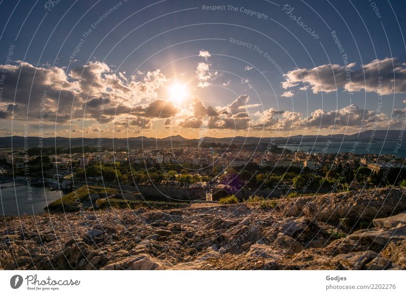 Blick auf Kérkira, Korfu Landschaft Wasser Himmel Wolken Horizont Sonne Sommer Baum Sträucher Berge u. Gebirge Küste Hauptstadt Hafenstadt Haus Mauer Wand