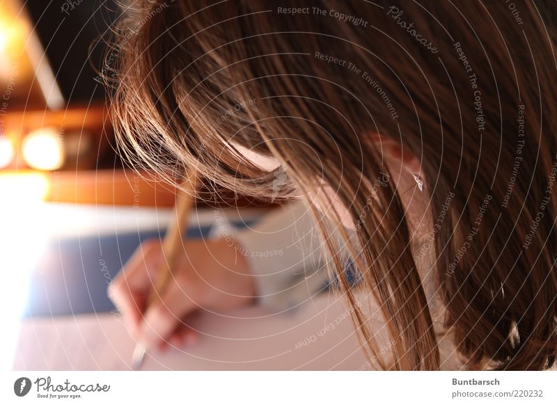 schön schreiben! lernen Schulkind Hausaufgabe Schreibgerät Schreibwaren Mensch feminin Kind Mädchen Kopf Haare & Frisuren Hand 1 8-13 Jahre Kindheit Handschrift
